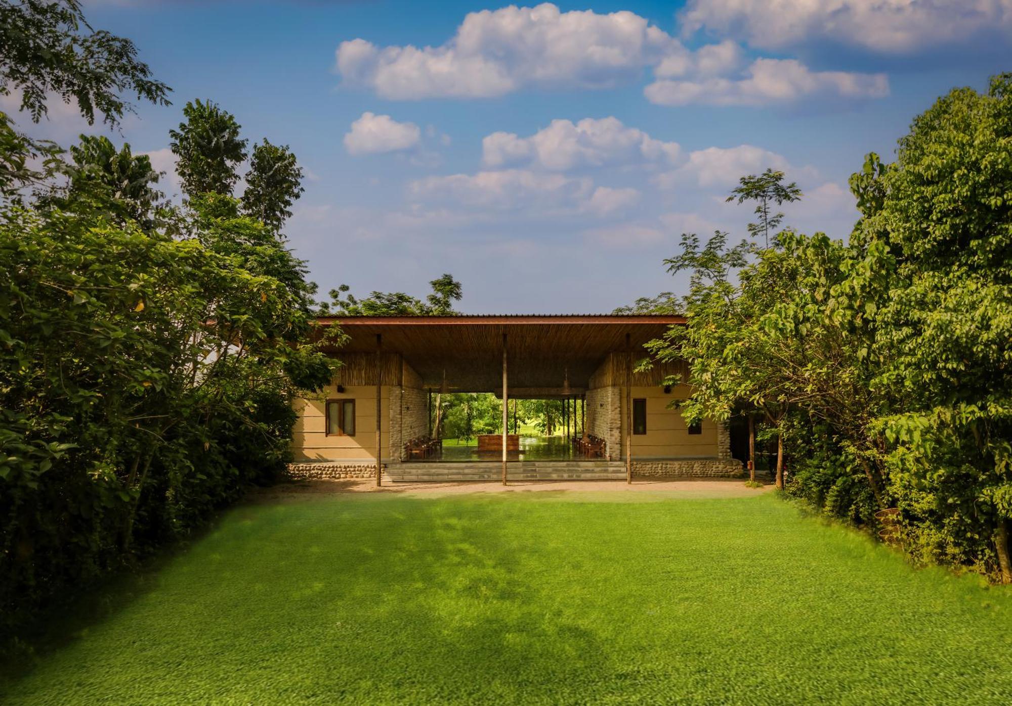 ホテル Sanctuary Chitwan National Park エクステリア 写真