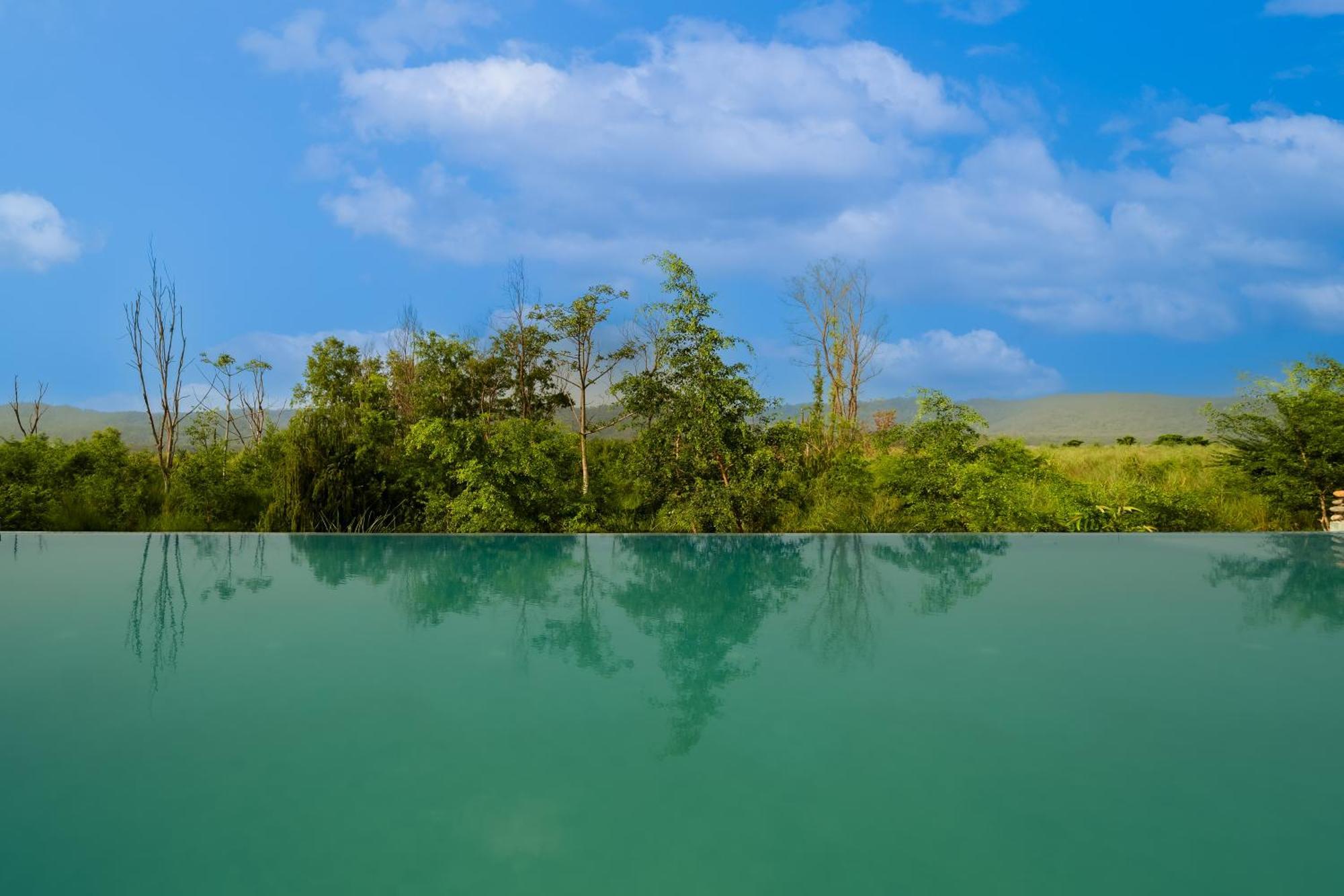 ホテル Sanctuary Chitwan National Park エクステリア 写真