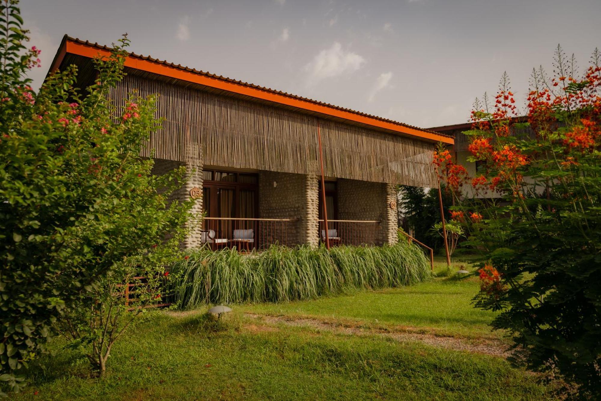 ホテル Sanctuary Chitwan National Park エクステリア 写真