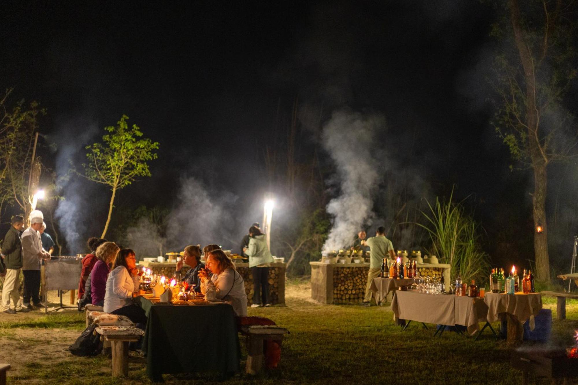 Sanctuary Chitwan National Park チトワン エクステリア 写真