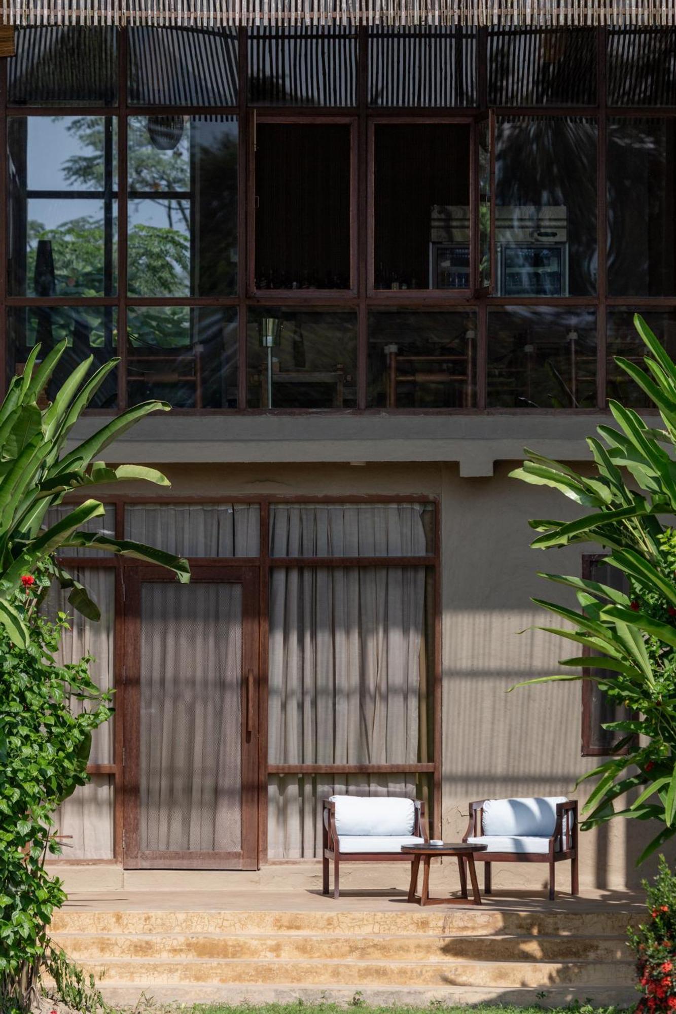 ホテル Sanctuary Chitwan National Park エクステリア 写真