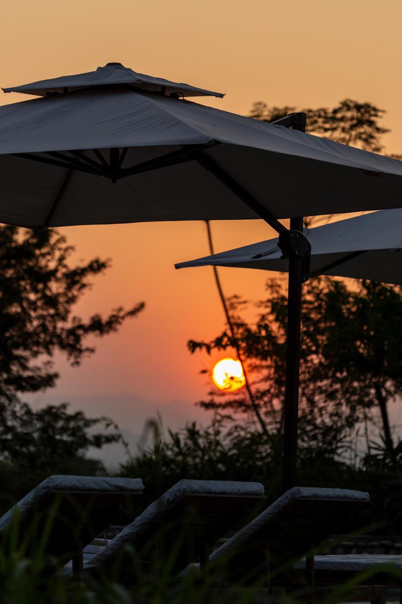 ホテル Sanctuary Chitwan National Park エクステリア 写真